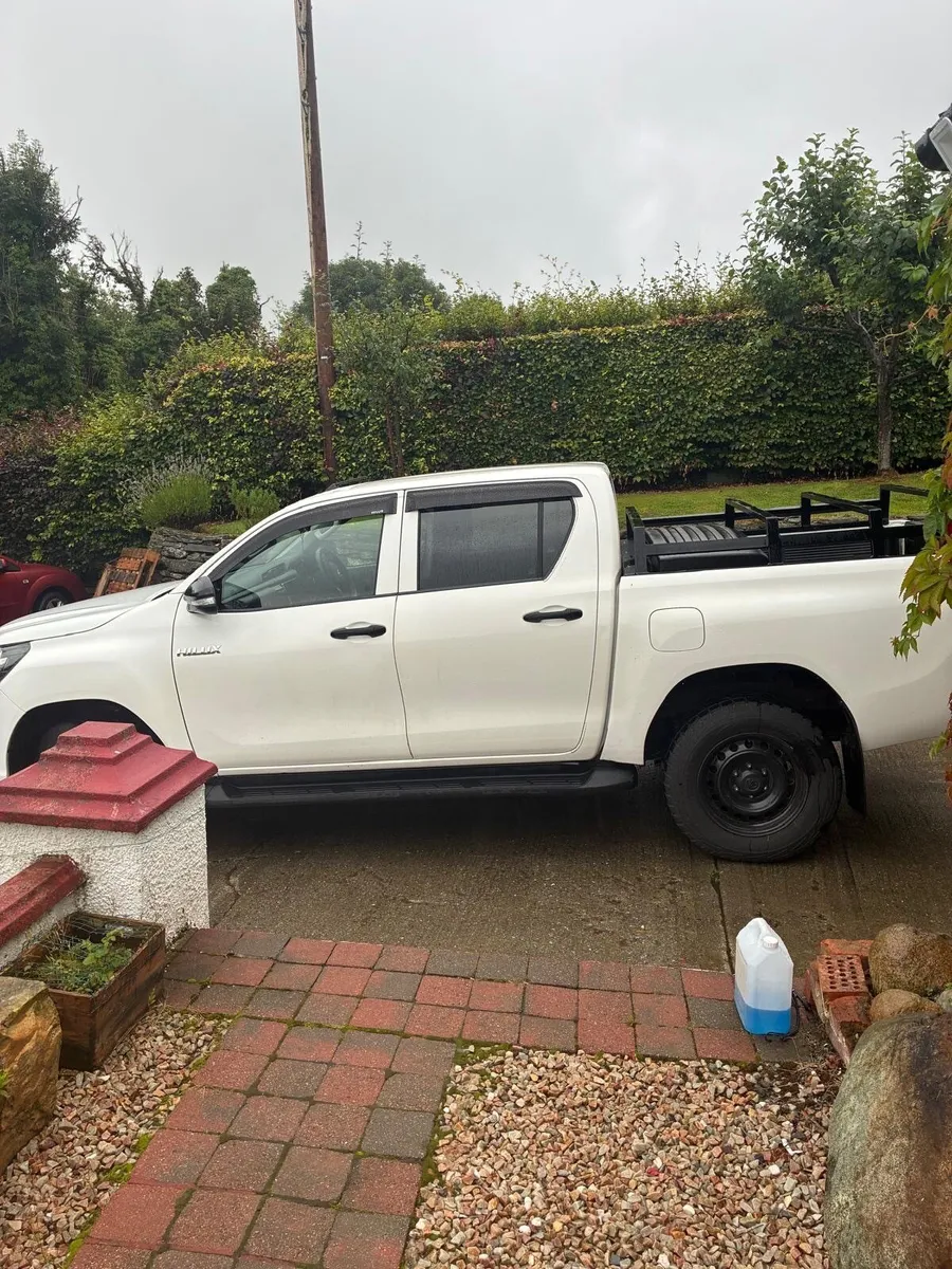 Toyota Hilux 2017 - Image 2