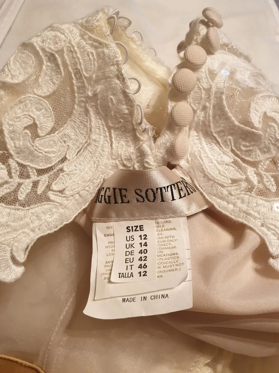 Wedding dress - Image 2