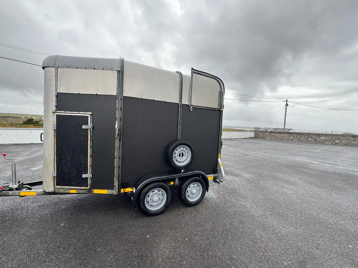 505 double ifor William horse box - Image 1