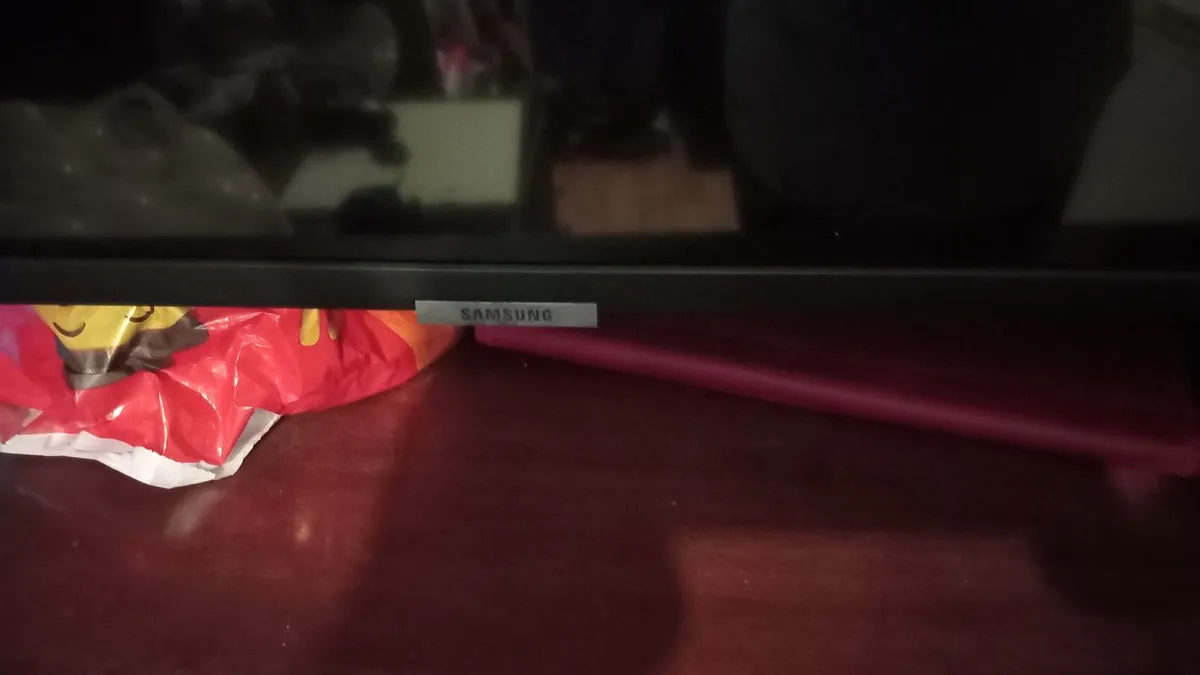 60in Samsung smart tv - Image 3