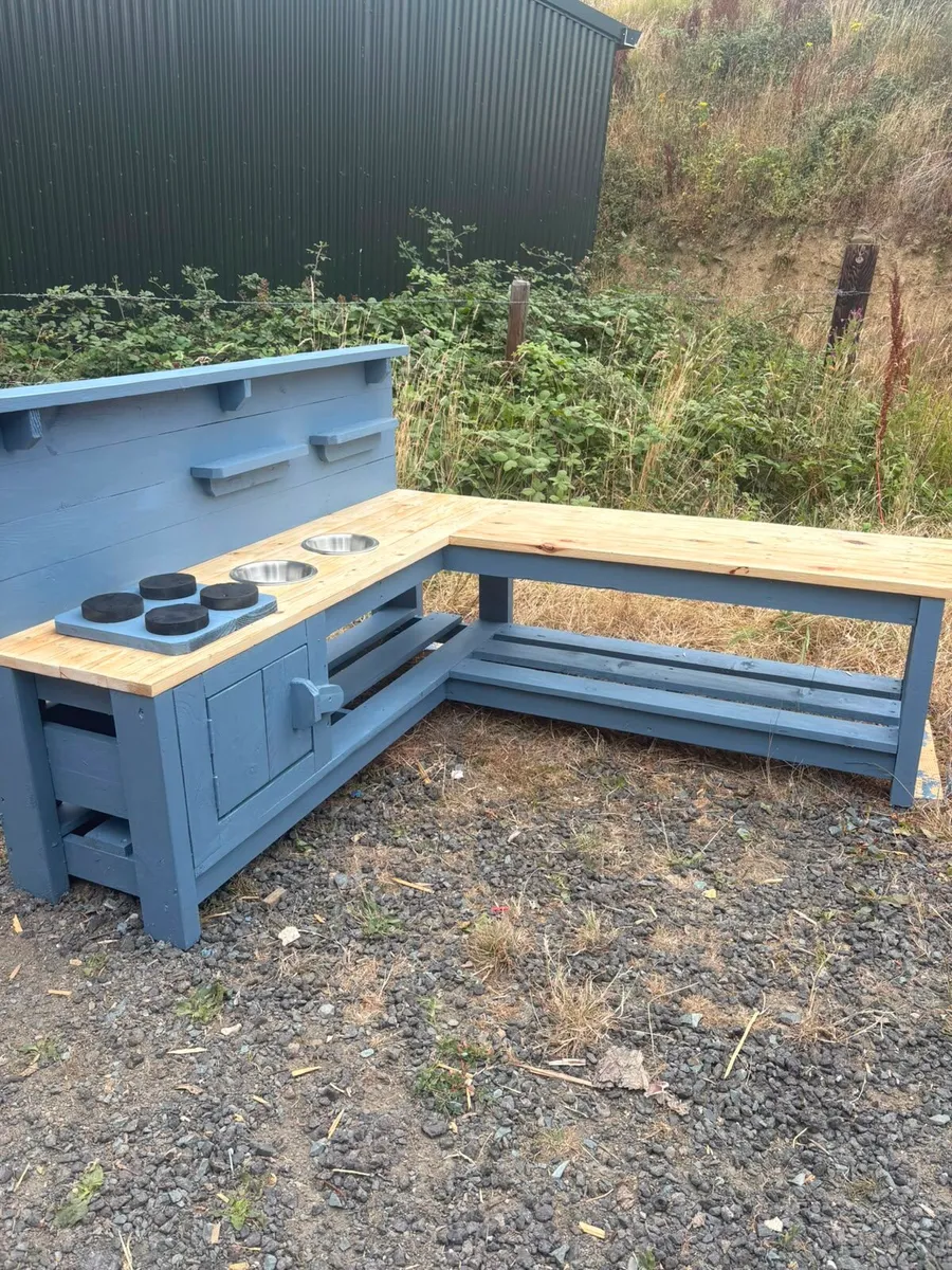 Rustic mud kitchen - Image 1