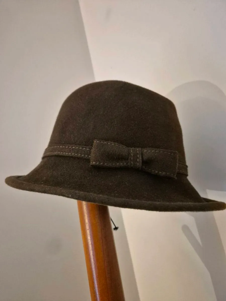 Brown Felt Cloche / Trilby Hat - Image 1