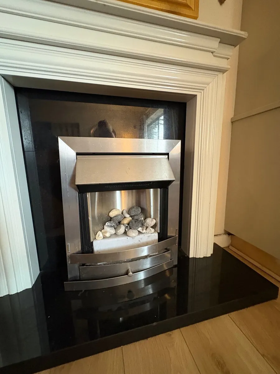 Electric fire with mantle and hearth. - Image 1