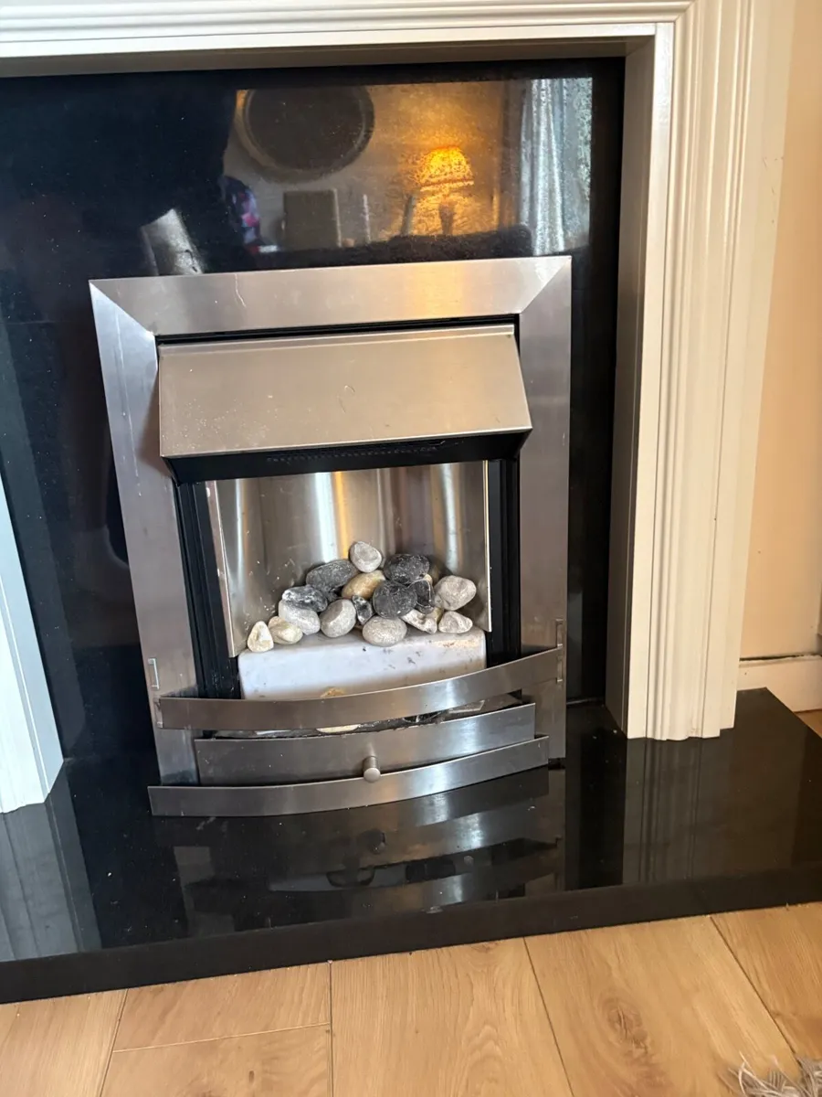 Electric fire with mantle and hearth. - Image 2