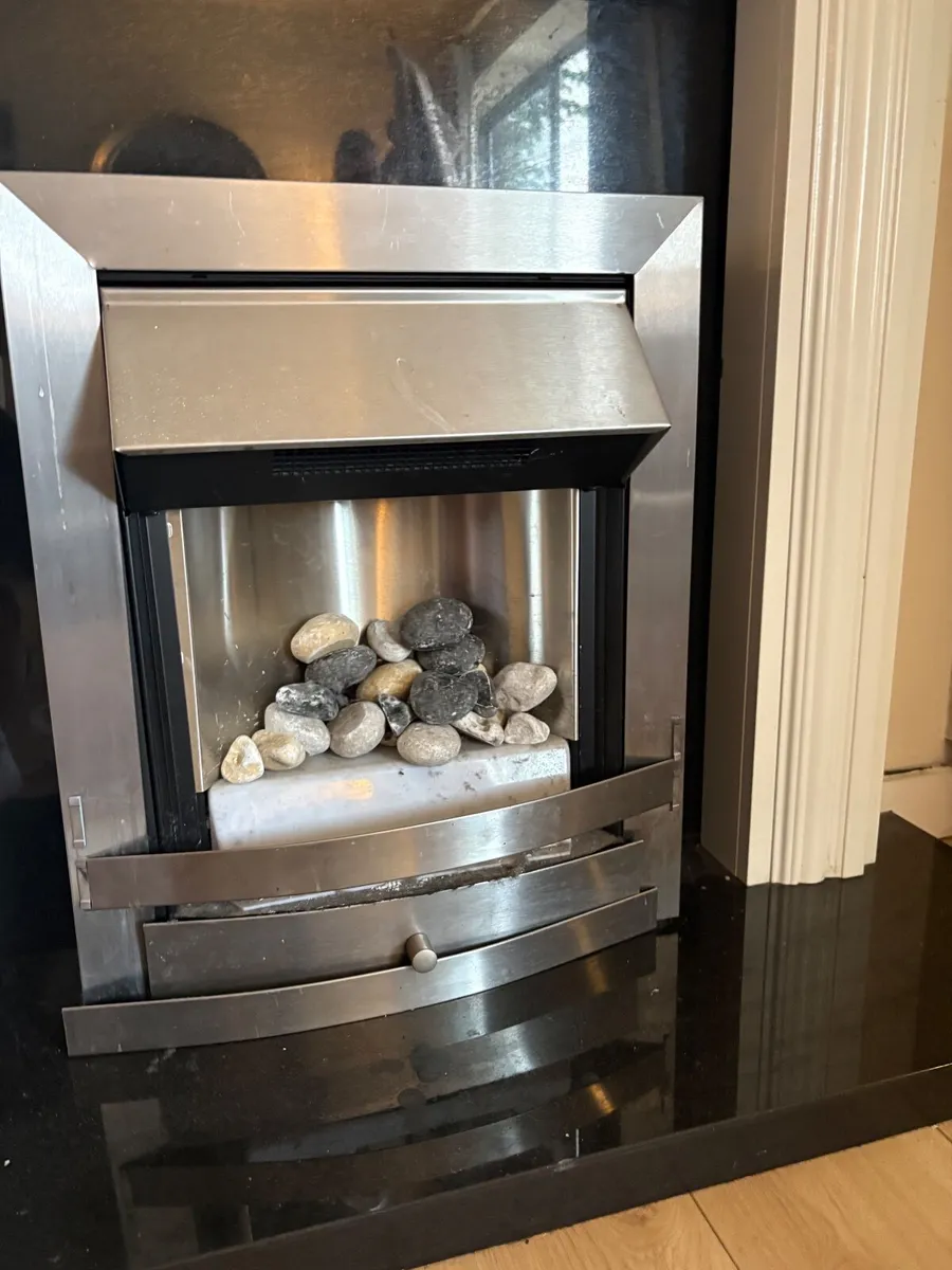 Electric fire with mantle and hearth. - Image 3