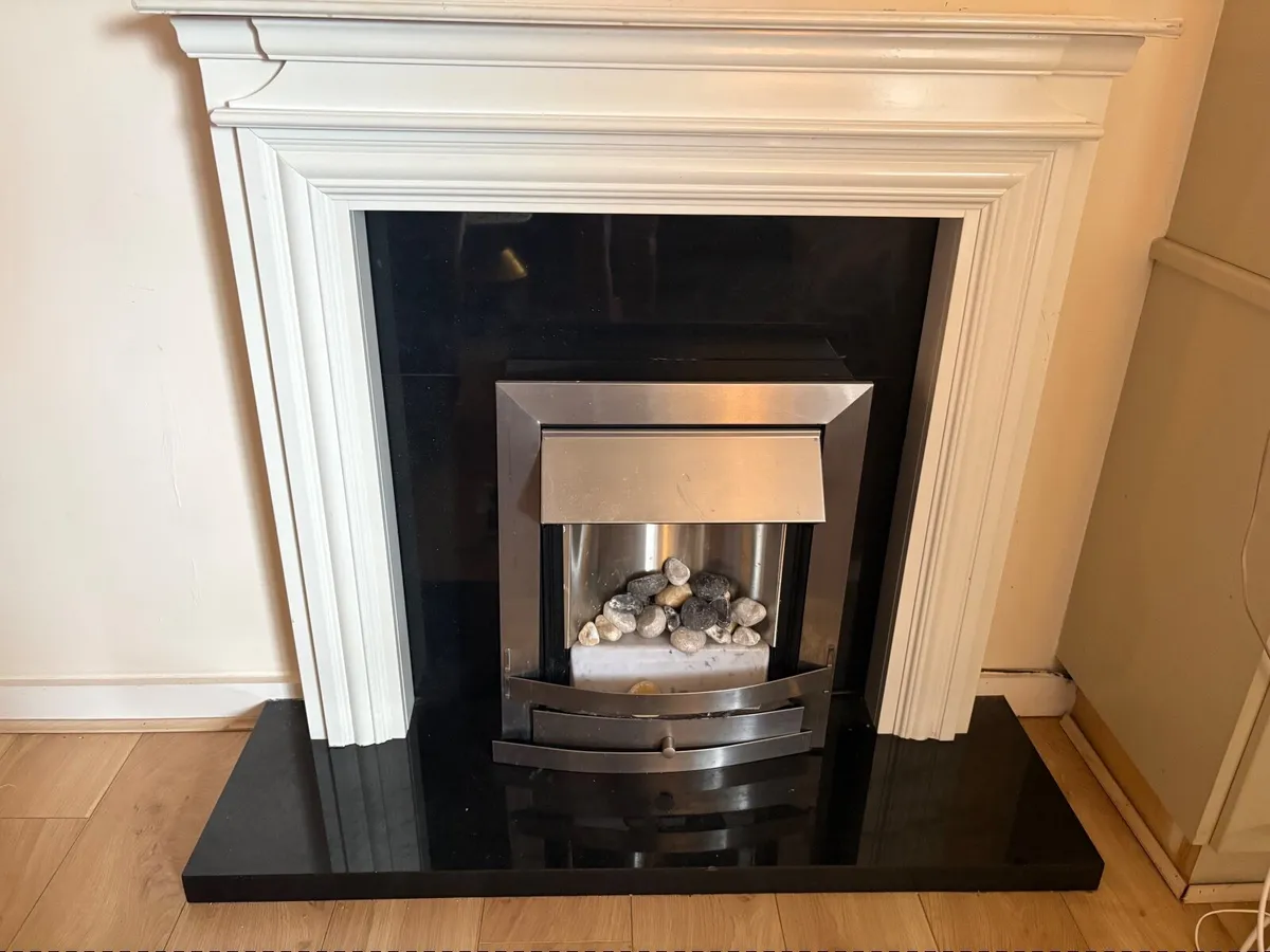 Electric fire with mantle and hearth. - Image 4