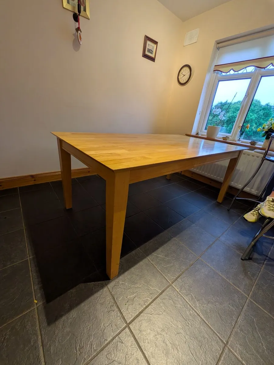 Table and chairs - Image 3