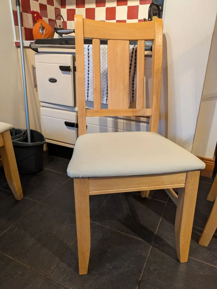Table and chairs - Image 2