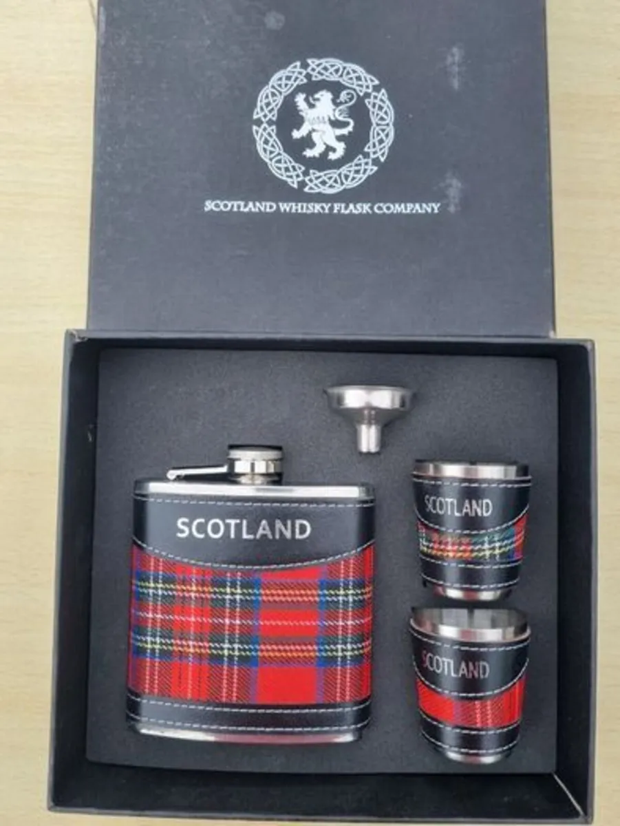 This is a classic Scottish hip flask gift set - Image 1