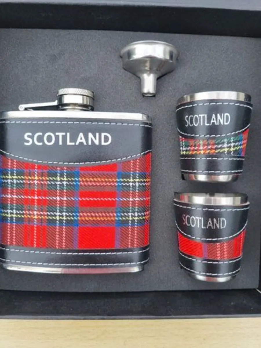 This is a classic Scottish hip flask gift set - Image 2