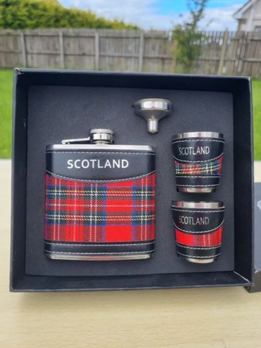 This is a classic Scottish hip flask gift set - Image 3