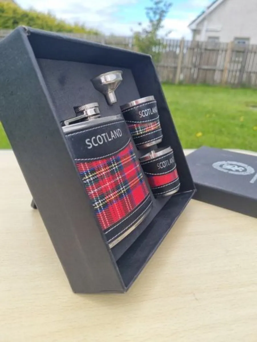 This is a classic Scottish hip flask gift set - Image 4