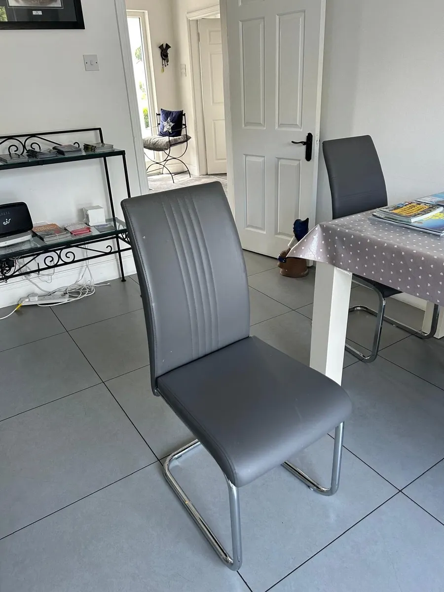 Table plus 6 Chairs - Image 2