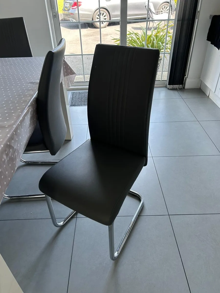 Table plus 6 Chairs - Image 4
