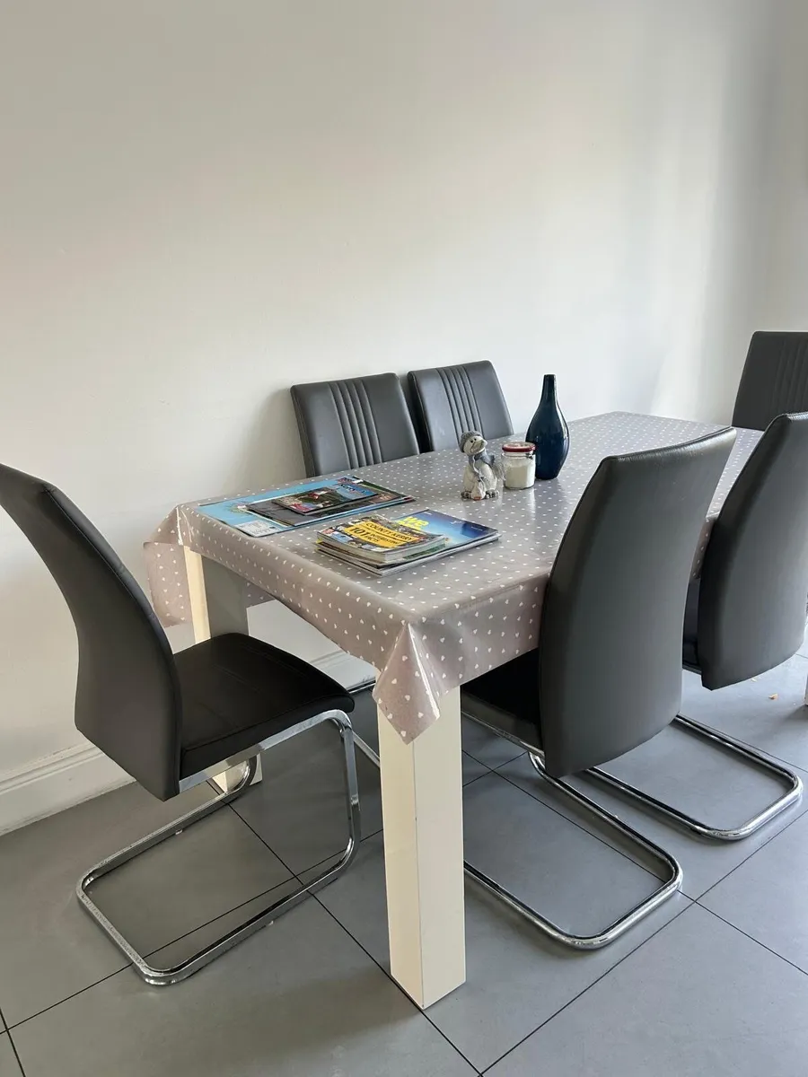 Table plus 6 Chairs - Image 3