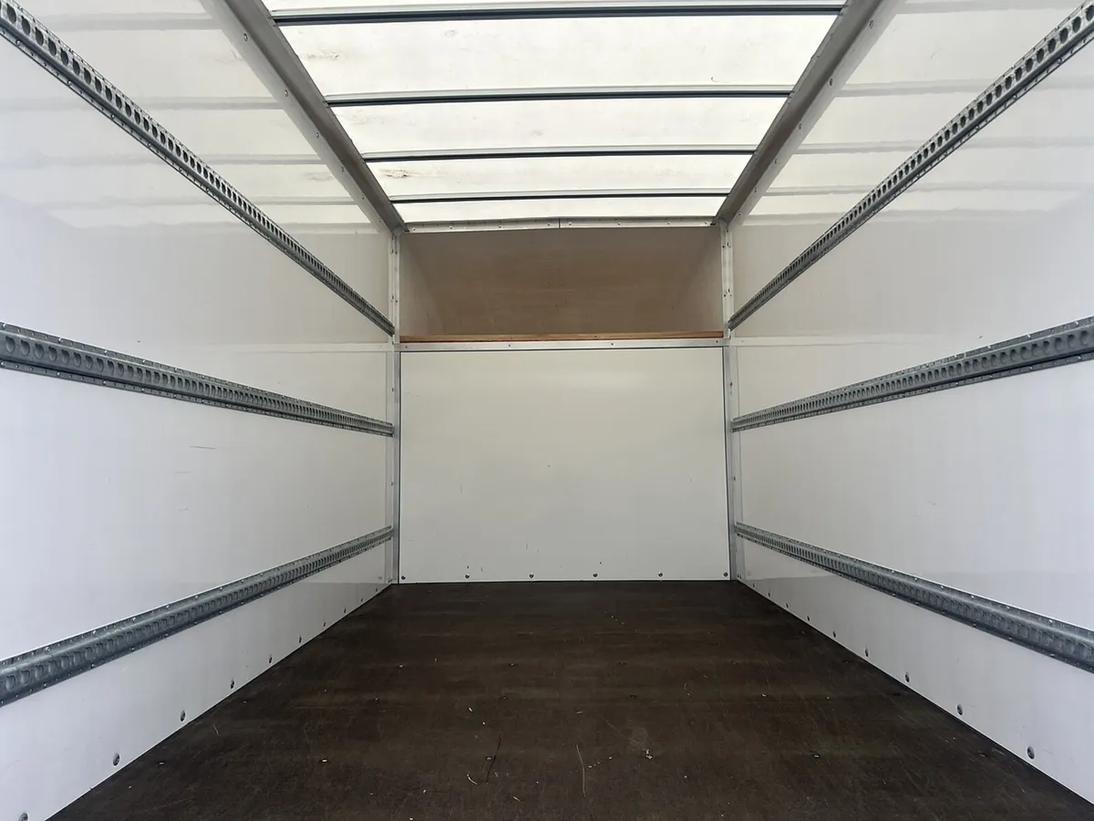 2025 Renault Master Luton Box Van - Image 3