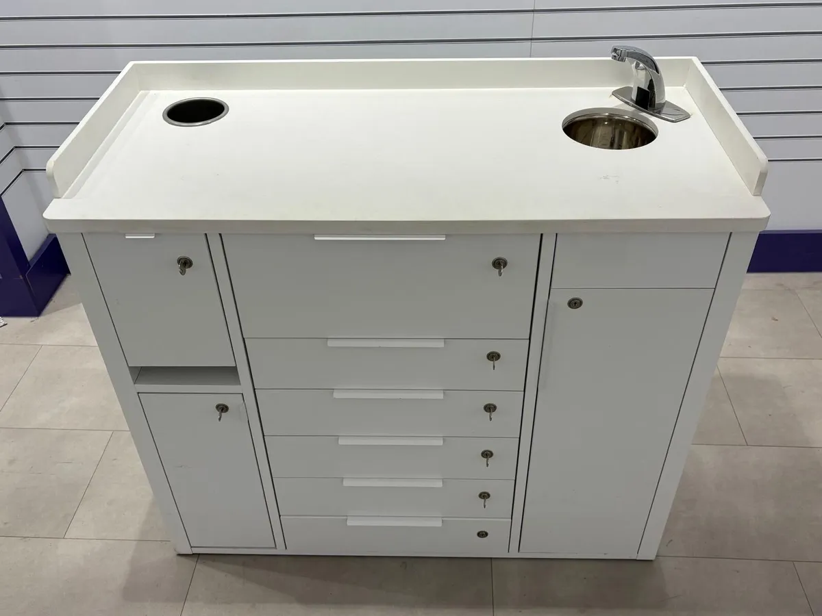 Clinical treatment unit with sink and water heater - Image 1