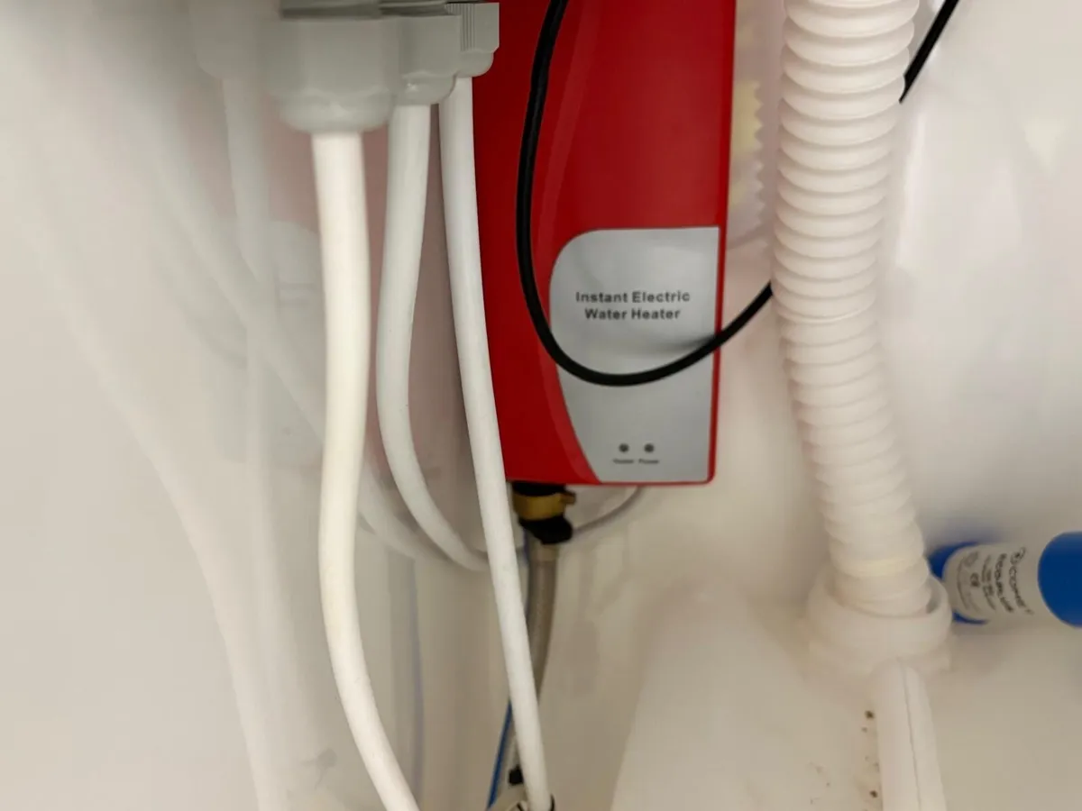 Clinical treatment unit with sink and water heater - Image 2