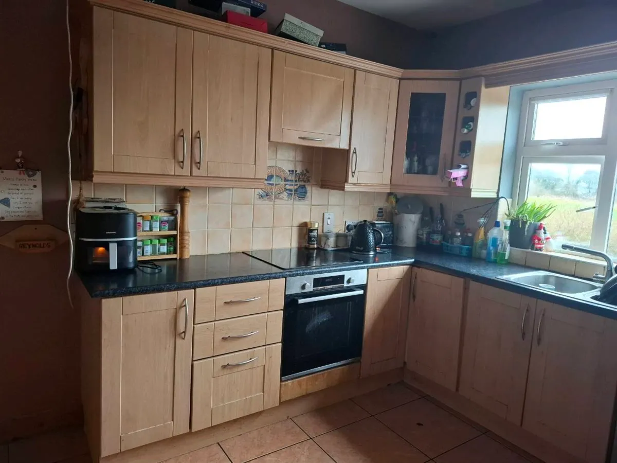 Kitchen units & counter top - Image 2