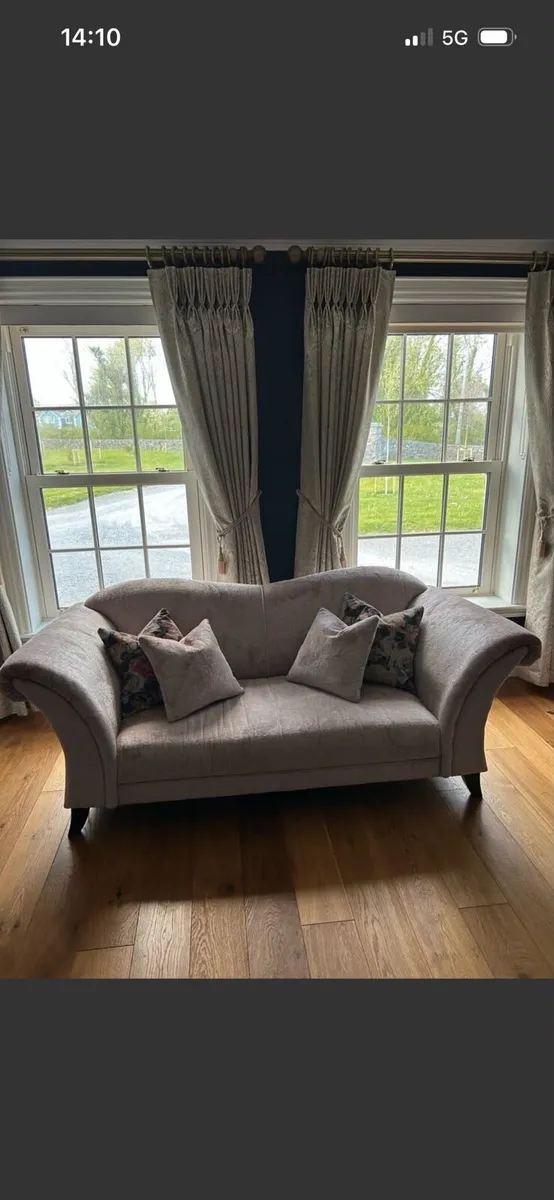 Chesterfield pink sofas - Image 3