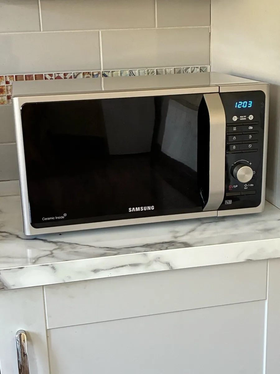 Samsung 800W microwave oven - Image 1