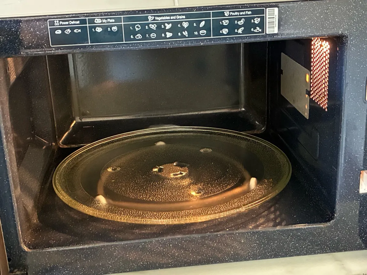Samsung 800W microwave oven - Image 2