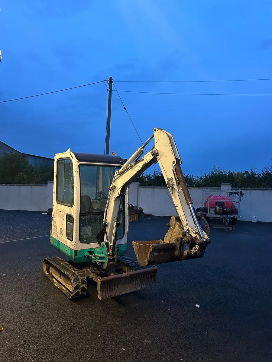Takeuchi 1.7 ton digger - Image 2