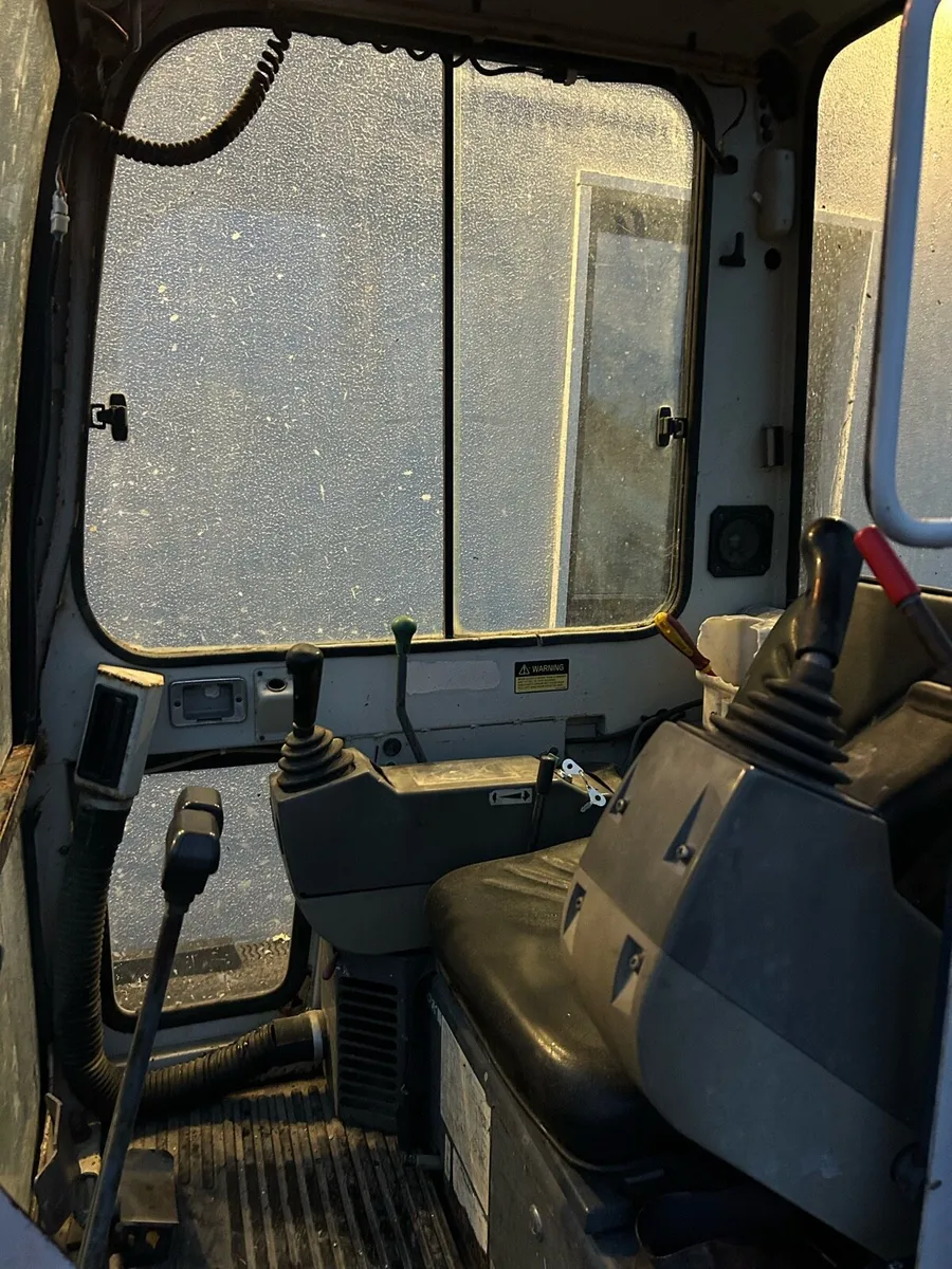 Takeuchi 1.7 ton digger - Image 3