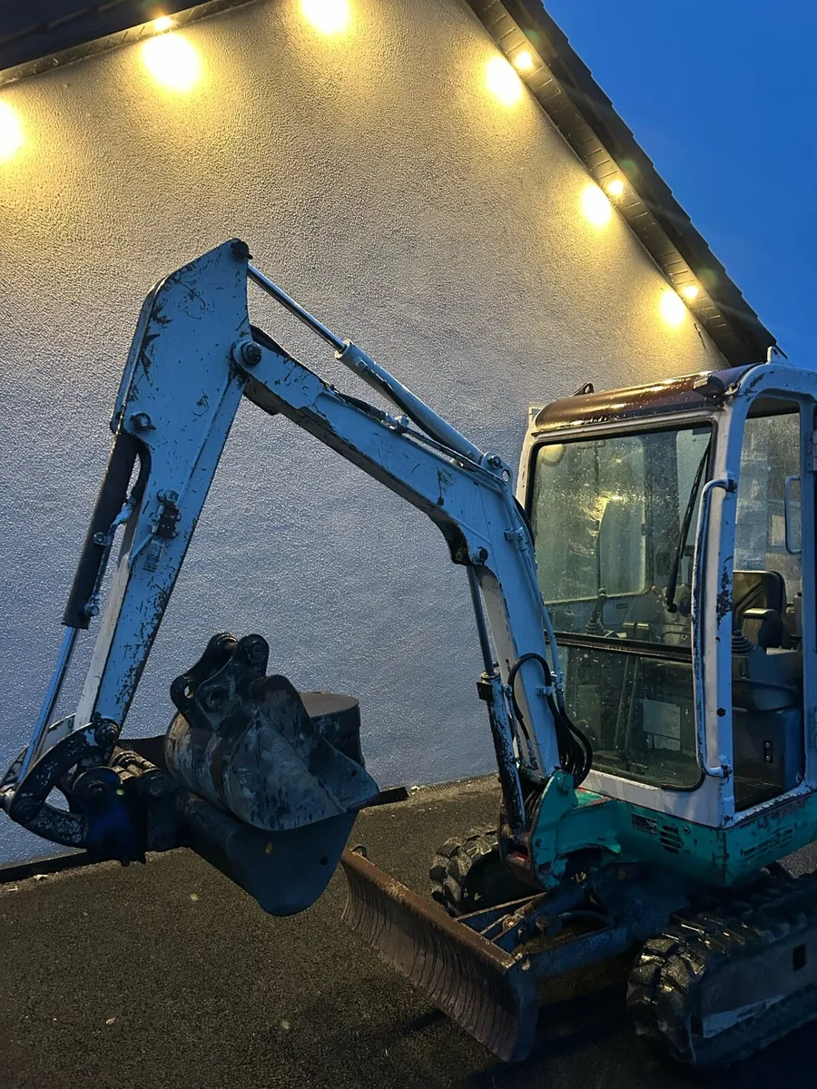 Takeuchi 1.7 ton digger - Image 4