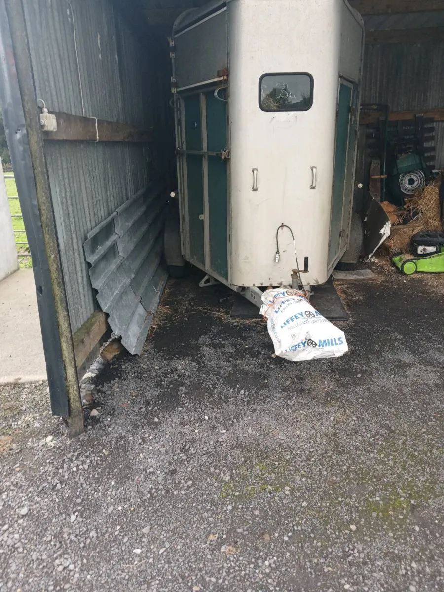505 horsebox - Image 1