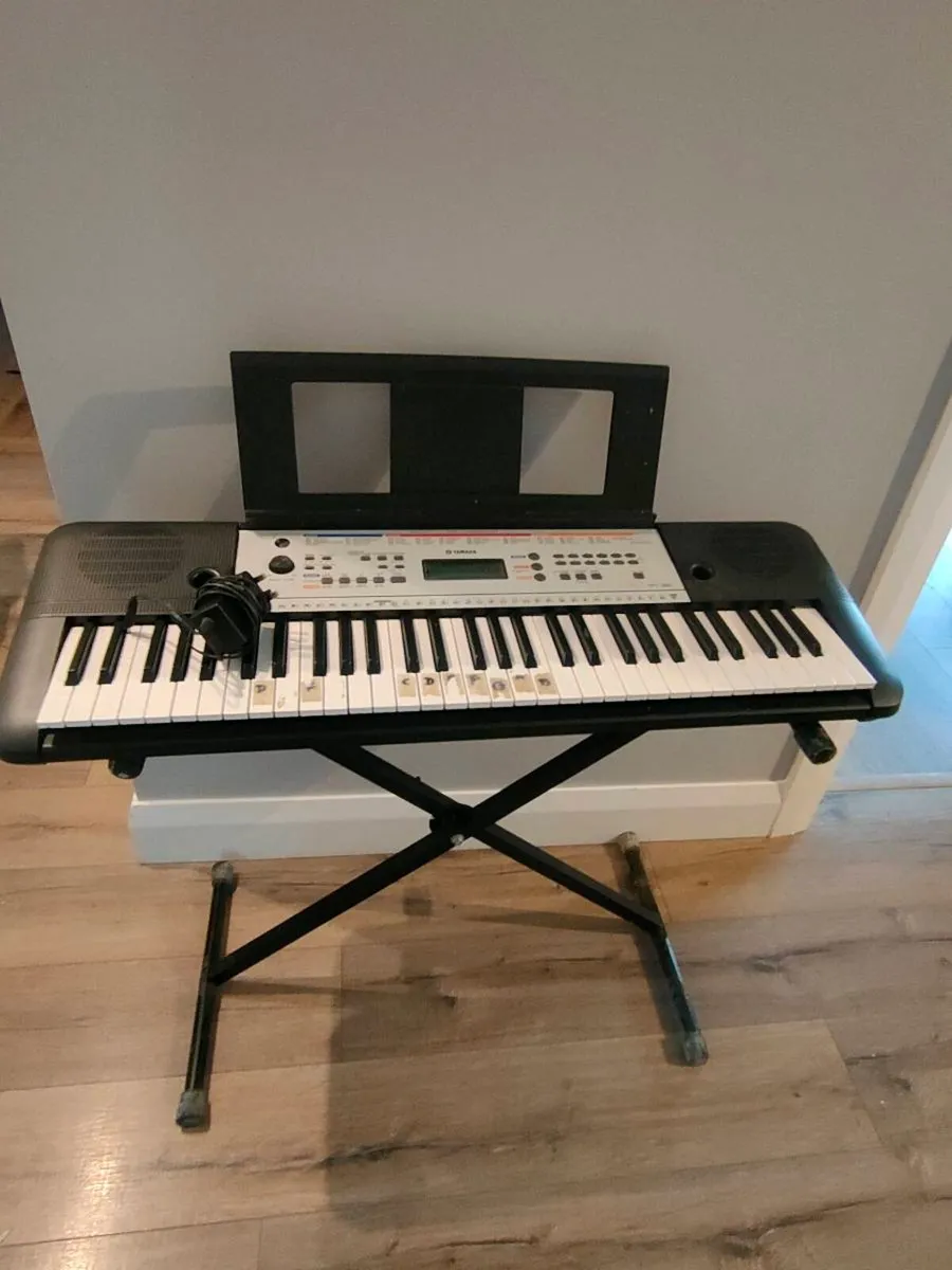 Yamaha Ypt260 piano keyboard + legs - Image 1