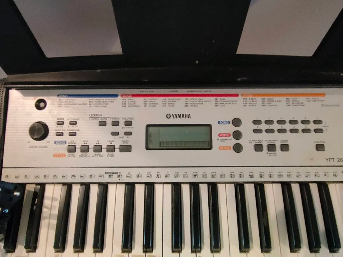Yamaha Ypt260 piano keyboard + legs - Image 2