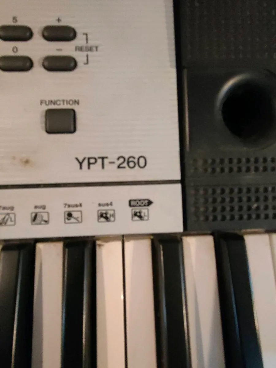 Yamaha Ypt260 piano keyboard + legs - Image 3