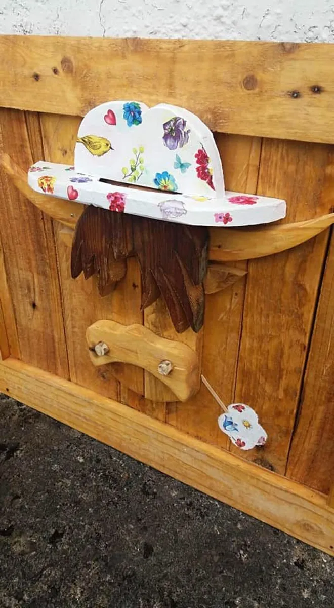 Rustic HIPPY COW Floating Woodart - Image 4