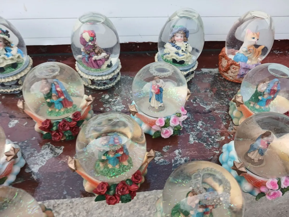 Glass Globes Figure's. - Image 2