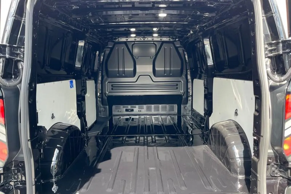 Ford Transit Custom 320 L2  FWD 2.0 EcoBlue 136ps - Image 4