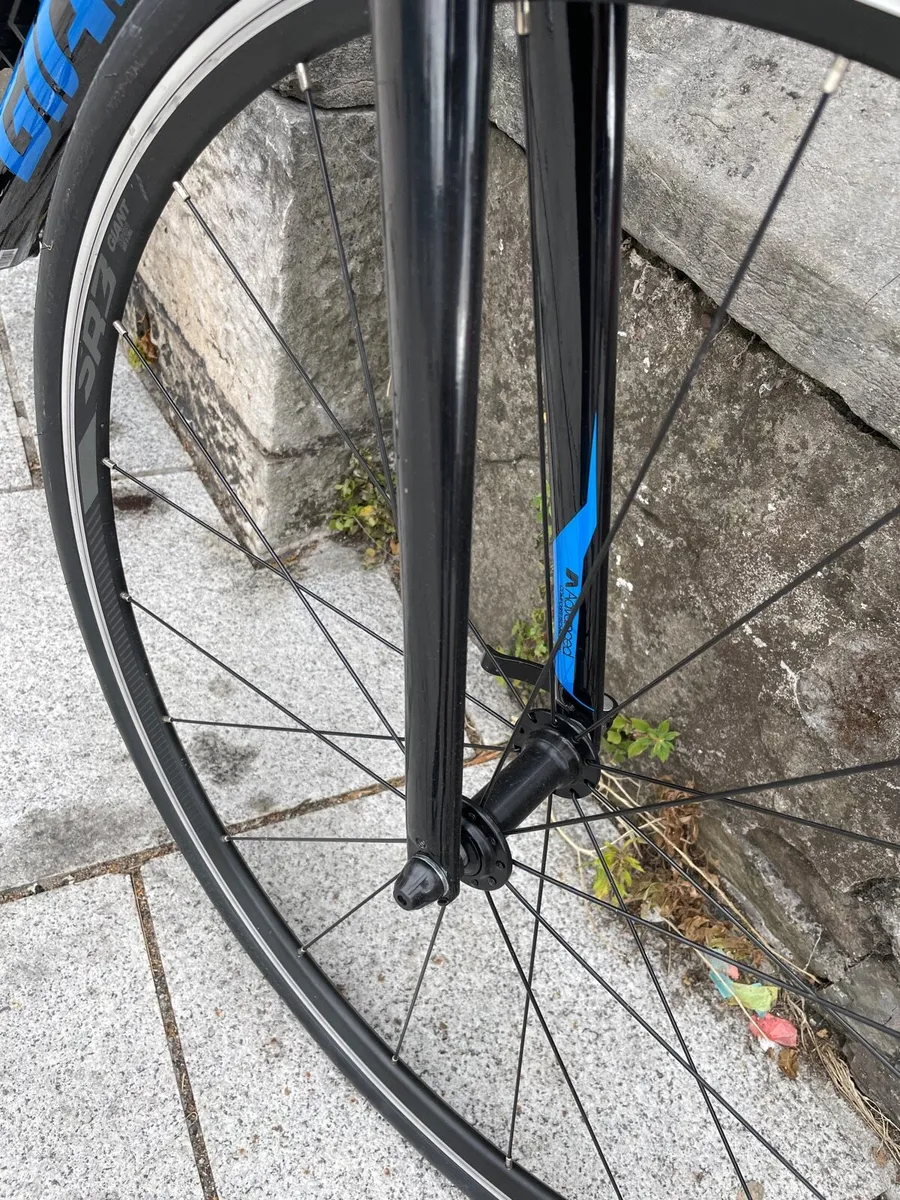 Giant bike like new - Image 3