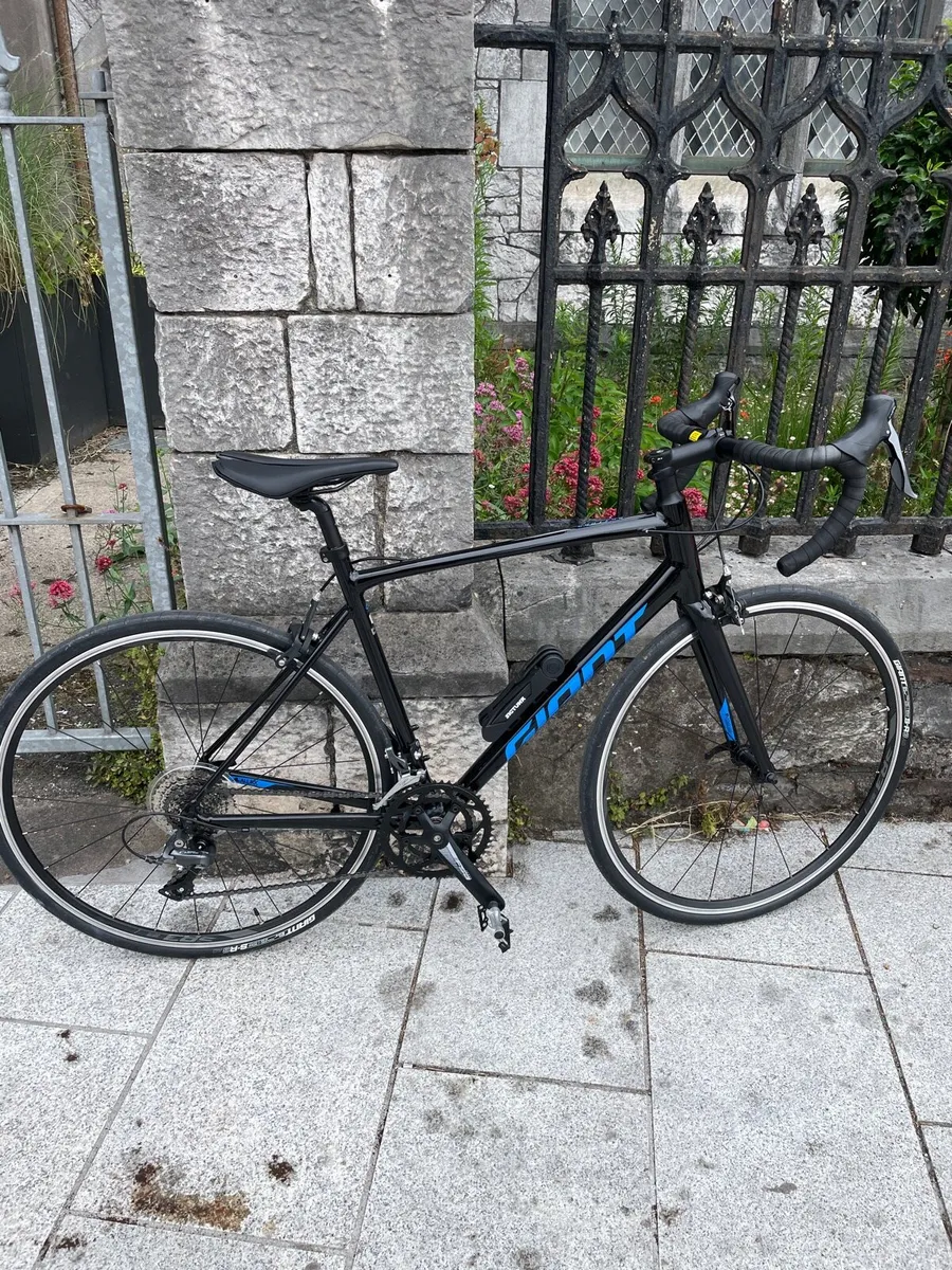 Giant bike like new - Image 1