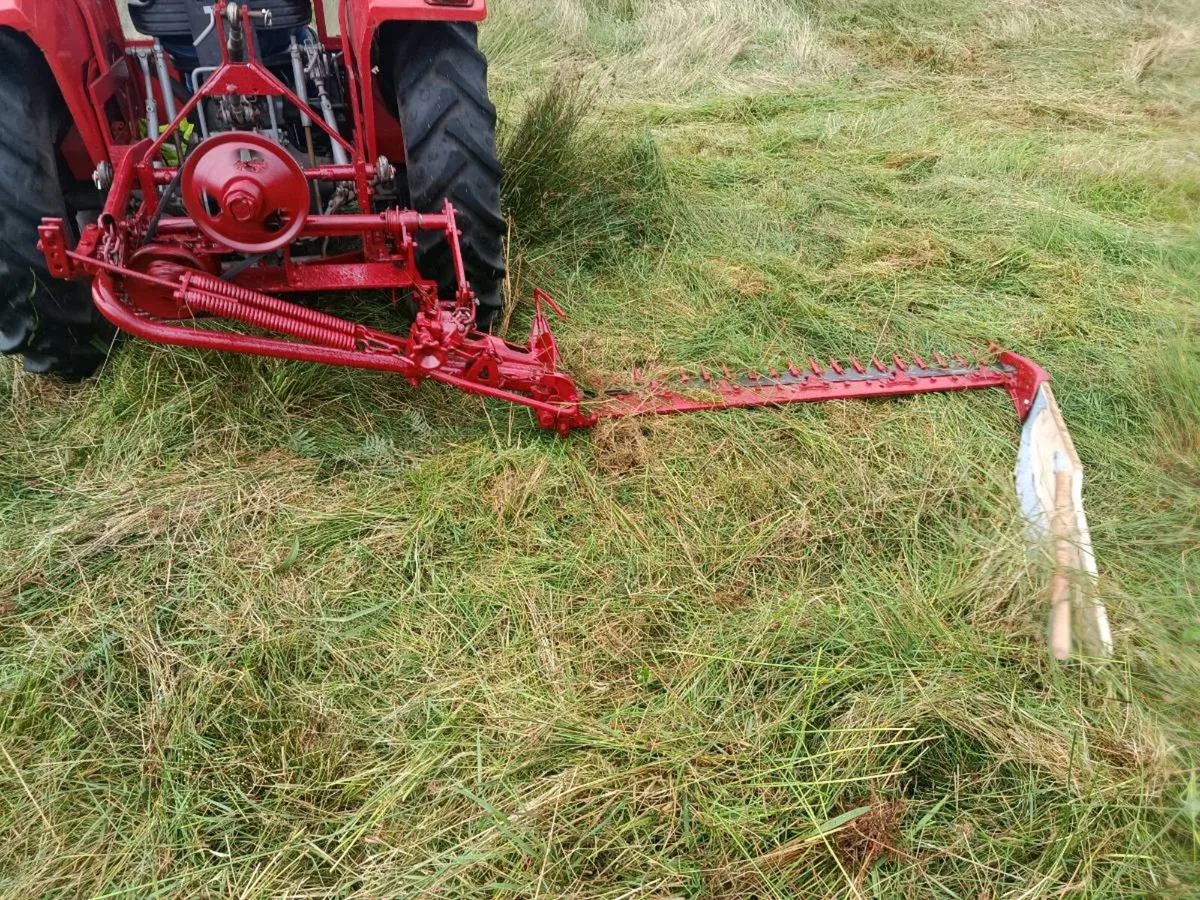 International b23 fingerbar mower - Image 1