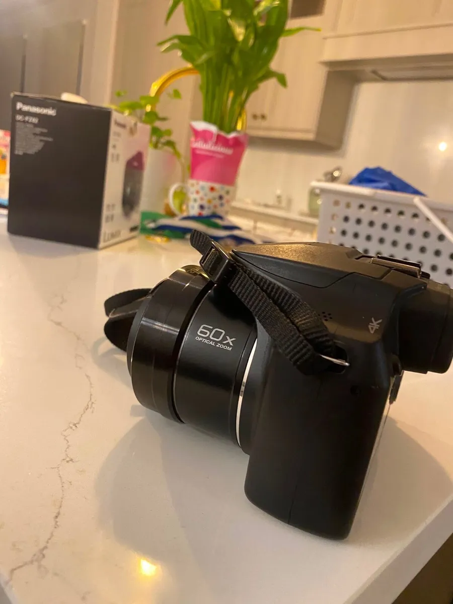 Panasonic DC FZ82 LUMIX camera - Image 2