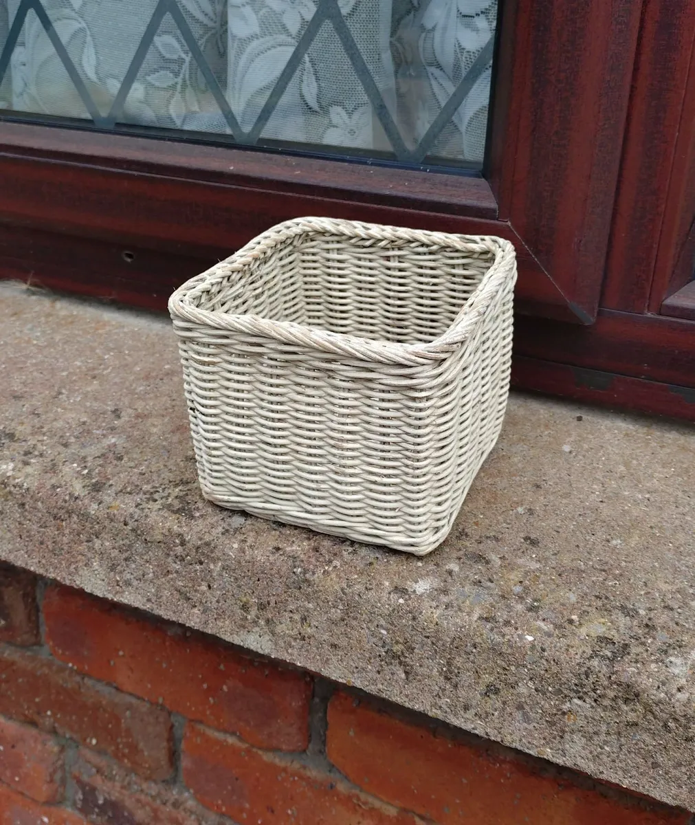 WICKER STYLE SMALL BASKET (USED). - Image 1