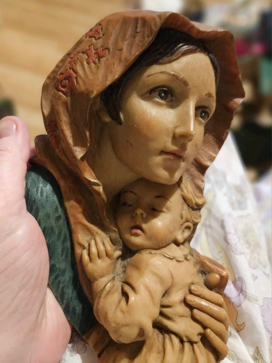 Blessed Virgin Mary Baby Jesus Resin Wall Hanging - Image 3