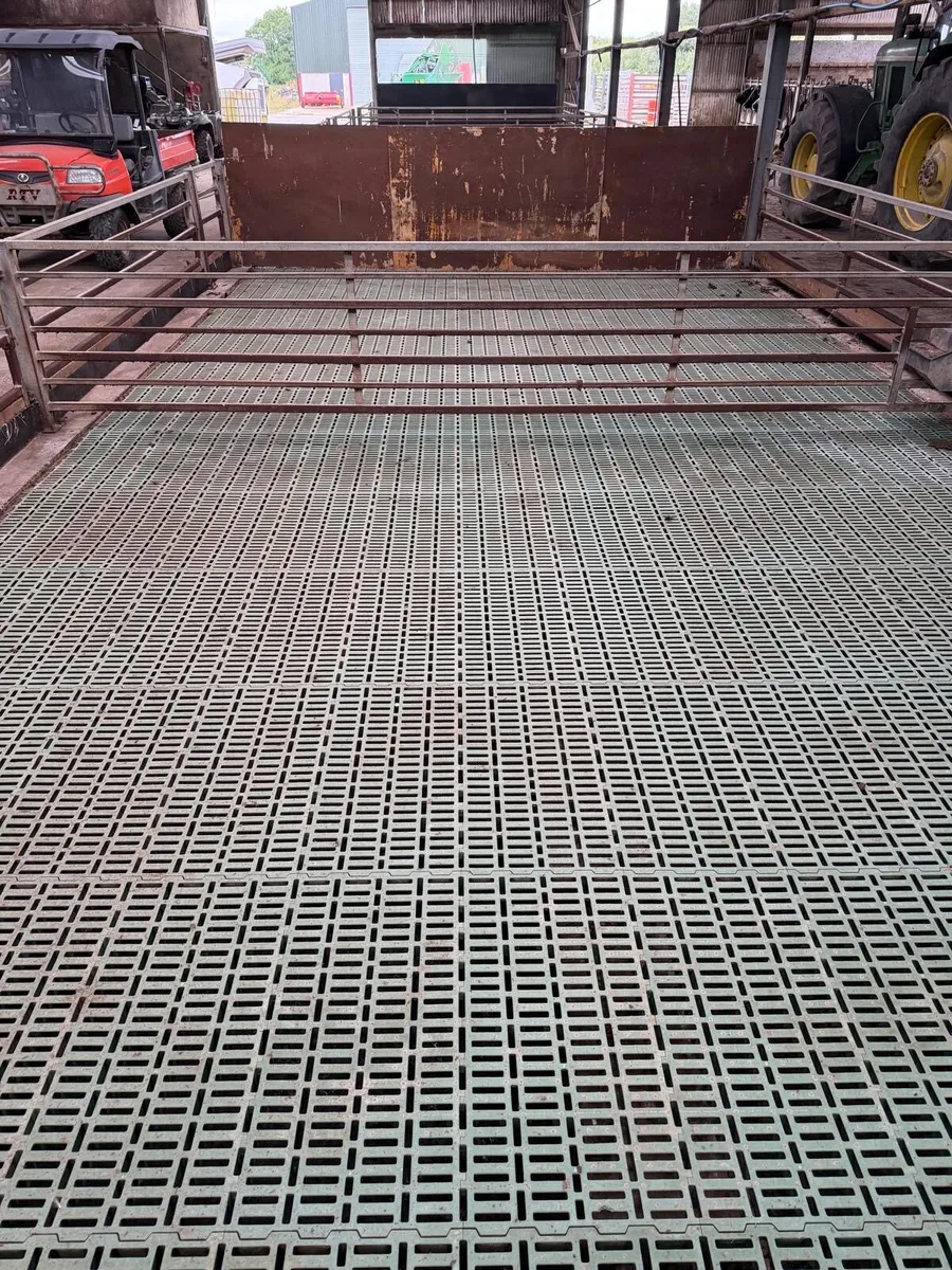 Sheep slats and feeding gates - Image 4