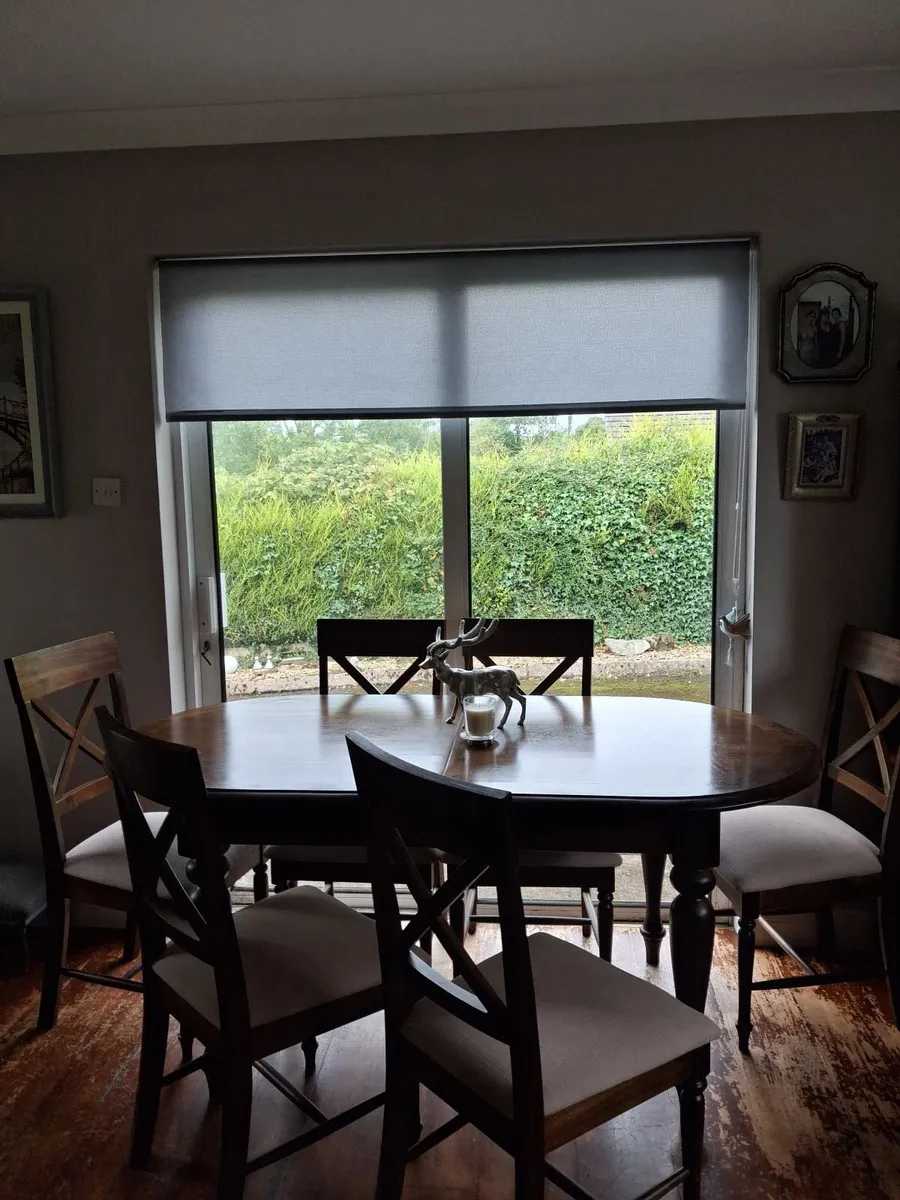 Dining room table and chairs - Image 1
