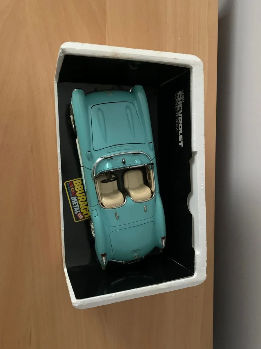 1957 Chevrolet Corvette 1/18 Burago Model Car - Image 3