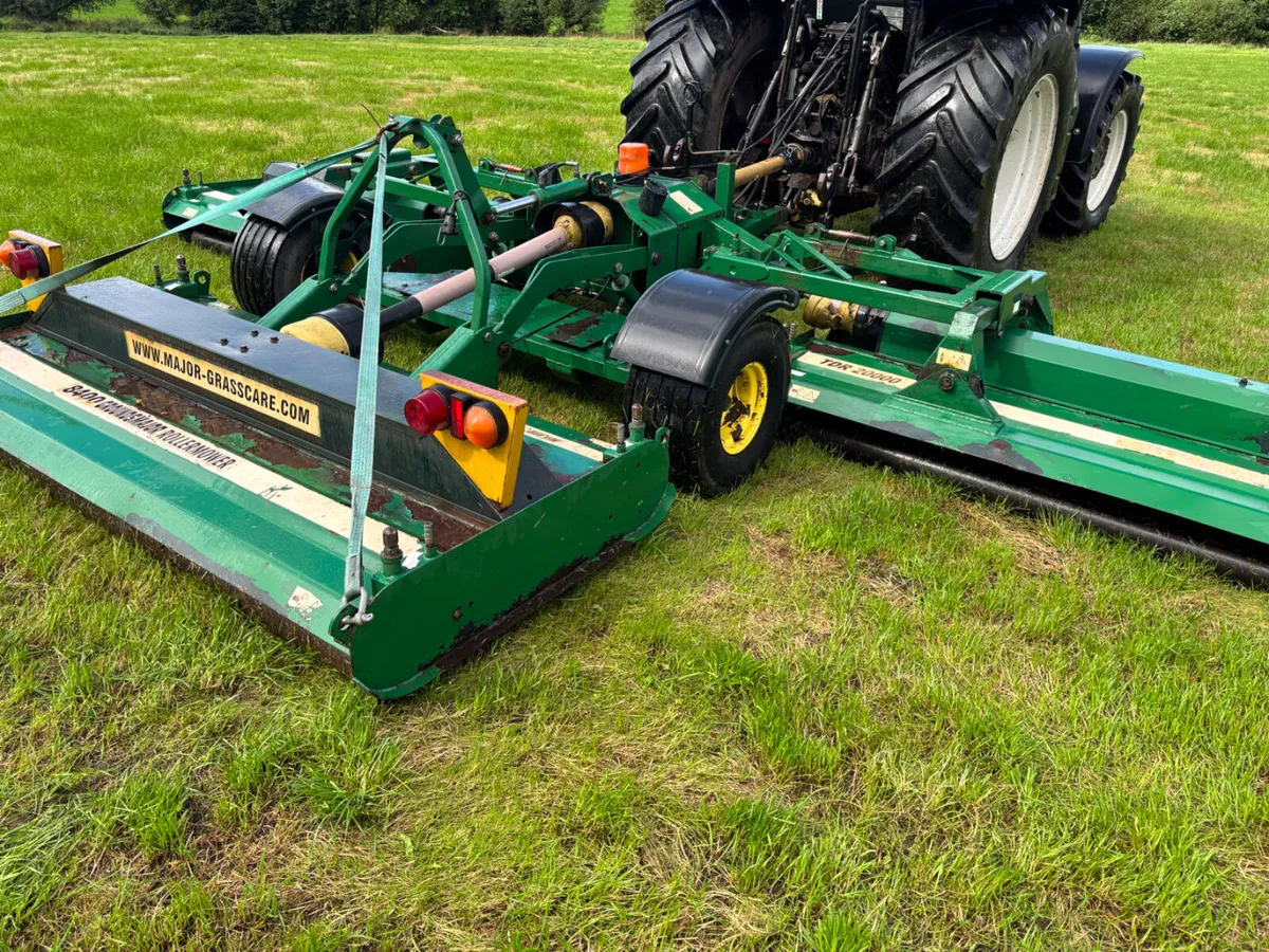 Major 6.2 metre finishing roller mower - Image 3