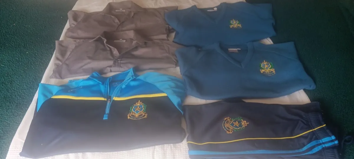 De la salle school clothes - Image 1