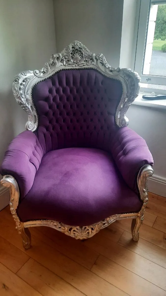 Large chair and console table - Image 1