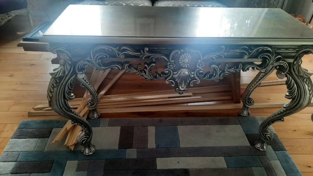 Large chair and console table - Image 2
