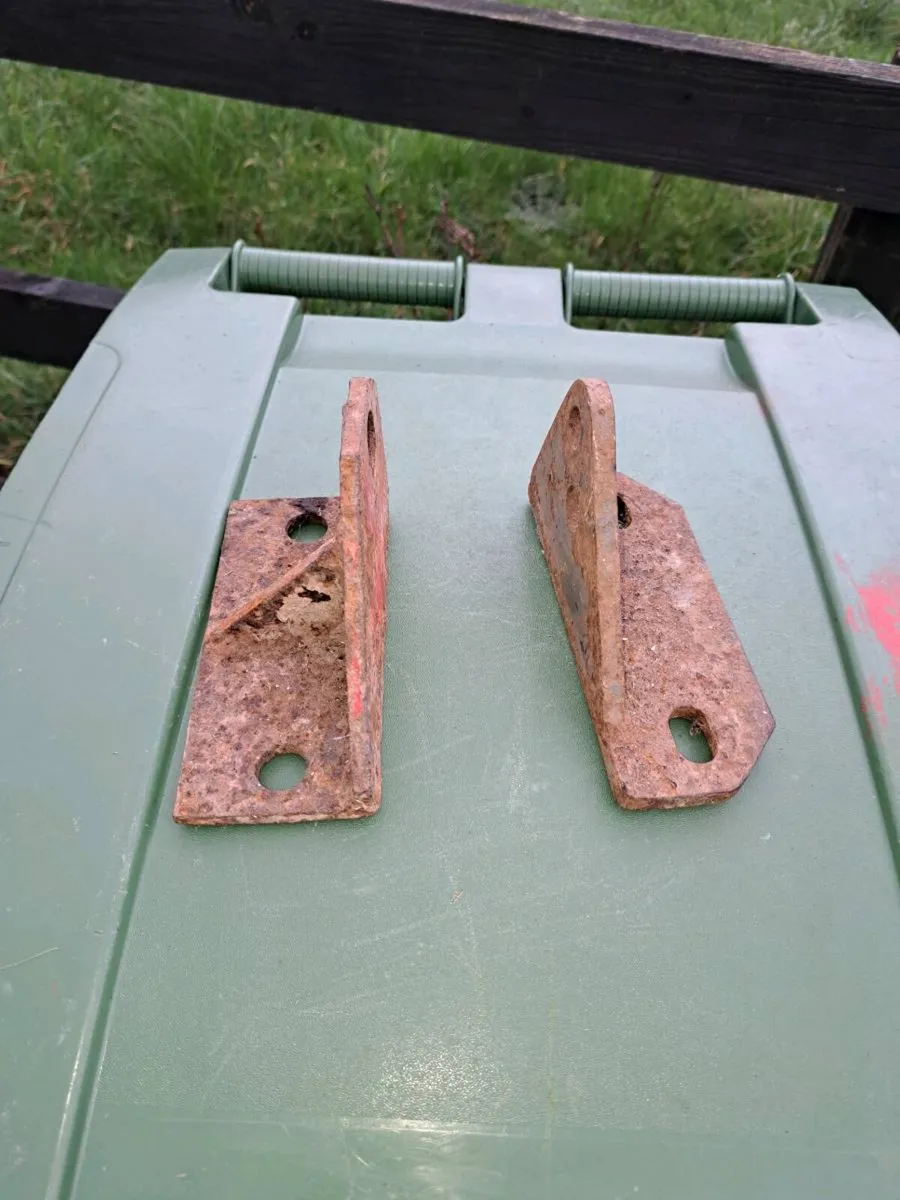 2 Massey  35 stabilizer  brackets - Image 1